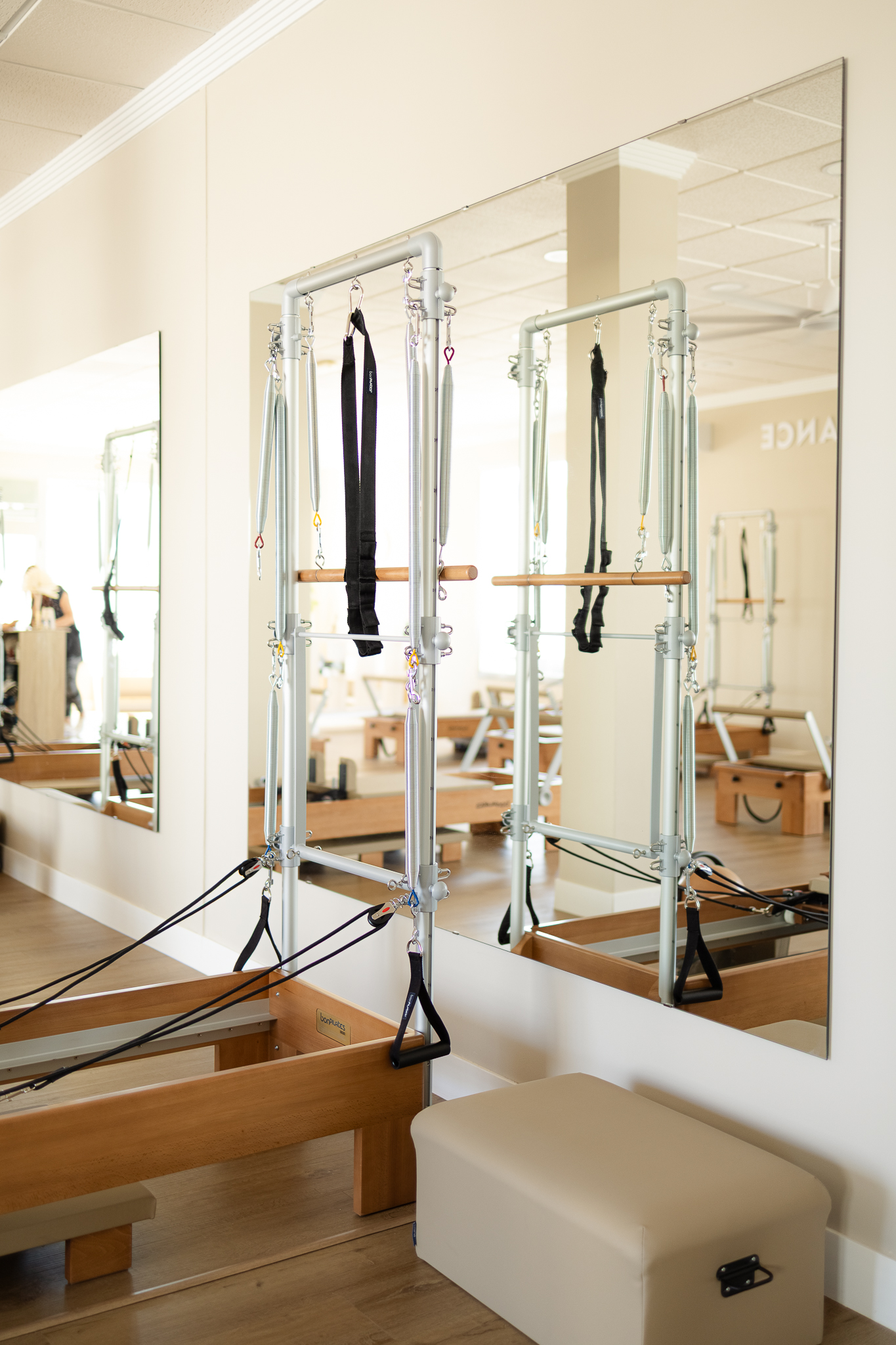 Zona de trabajo con máquinas de pilates